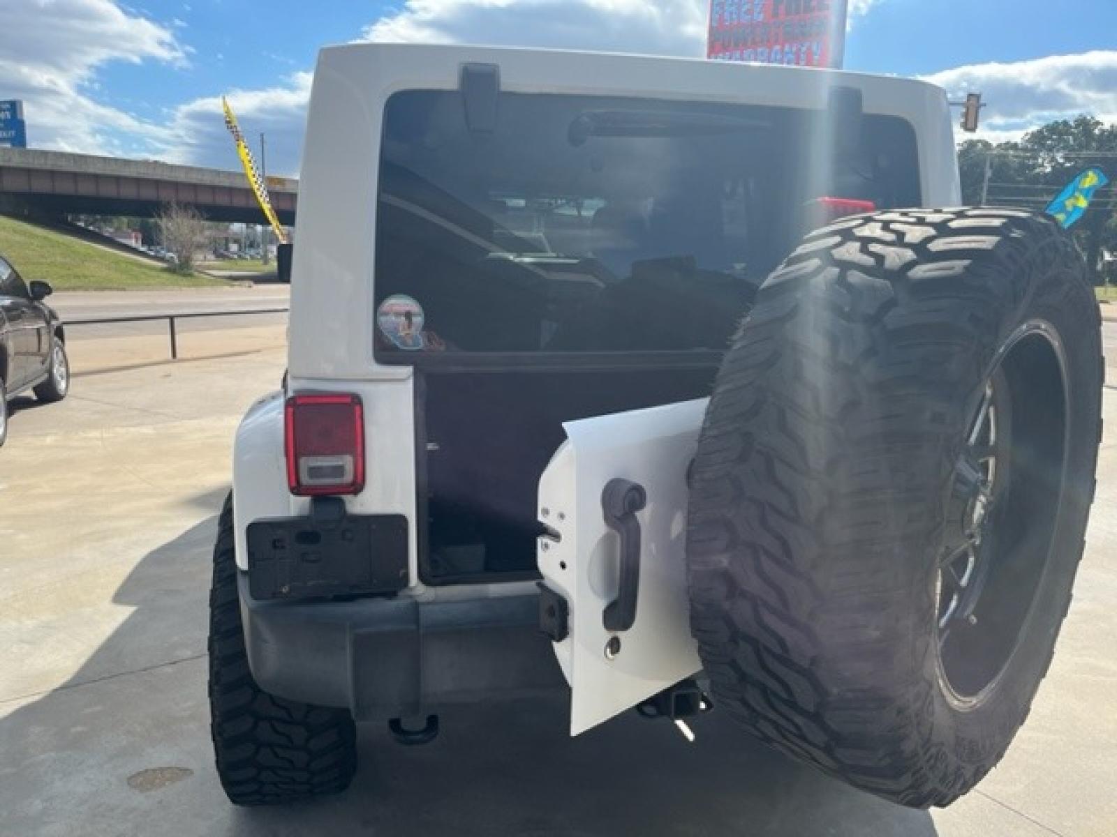 2017 WHITE JEEP WRANGLER UNLIMITED S Unlimited Sahara 4WD (1C4BJWEGXHL) with an 3.6L V6 DOHC 24V FFV engine, located at 8101 E. Skelly Dr., Tulsa, OK, 74129, (918) 592-3593, 36.121891, -95.888802 - Photo #9
